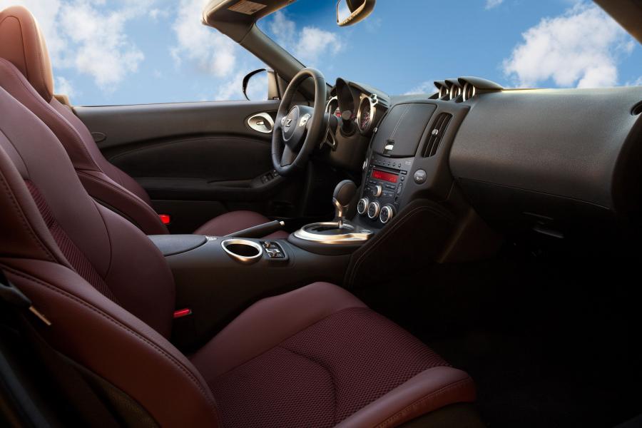  Nissan 370Z Roadster 2010 года  (фото 7 из 21)